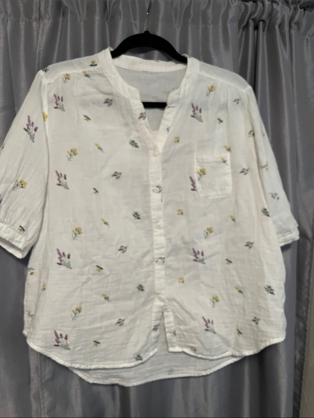 Source Unknown White Button-Front Blouse with Lavender & Yellow Embroidery